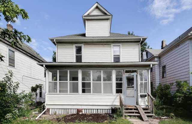 Only $2,500!! Huge 6 Bedroom SFH in Como Area- Close to bus stop! Tons of off street parking! photos photos