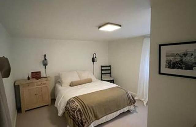 Beautiful remodeled 2 bedroom, 1 bath house on Rouse Ave. Gallery 4
