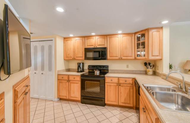 28 Uno Lago Drive - 28 Uno Lago Drive, Juno Beach, FL 33408 28 Uno Lago Drive - 28 Uno Lago Drive, Juno Beach, FL 33408