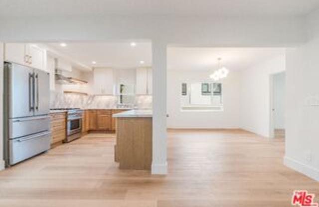7964 Norton Avenue Gallery 2
