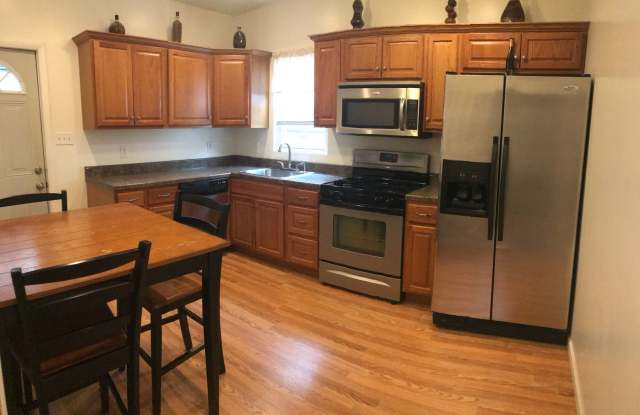 South Side - 2 Bedroom, 1 Bath Apartment - large back yard Gallery 4