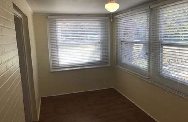 228 GROVE CIRCLE S Gallery 2