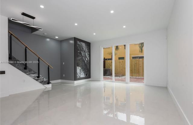 939 Northeast 42nd Terrace Gallery 2