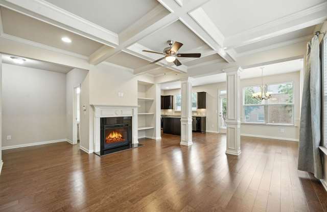 Gorgeous End Unit Townhome! Gallery 3
