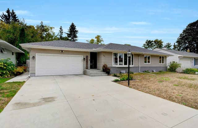 1446 Burke Avenue W - 1446 Burke Avenue, Roseville, MN 55113