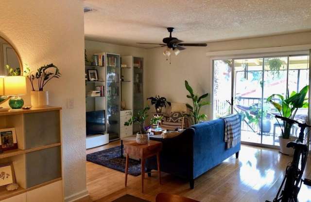 1 BDRM 1 BATH CONDO IN LA COSTA BRAVA - DOWNTOWN/SODO (LAKE PINELOCH) Gallery 4