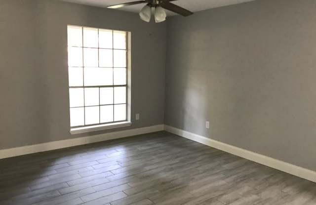 Easter Special Offer ONLY: Find your home for less! Completely Remodeled home in a Golf Course community. Close to The Woodlands! Gallery 4