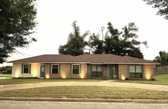 Executive Home / Rockdale, TX / Milam County / Corner Lot photos photos