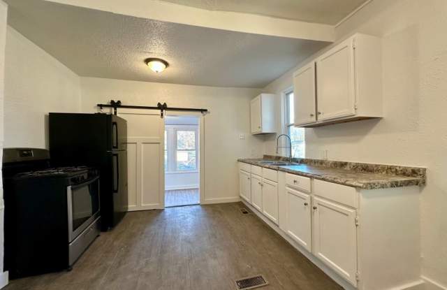 Great 5 Bedroom 1 Bathroom Home in Minneapolis!! photos photos