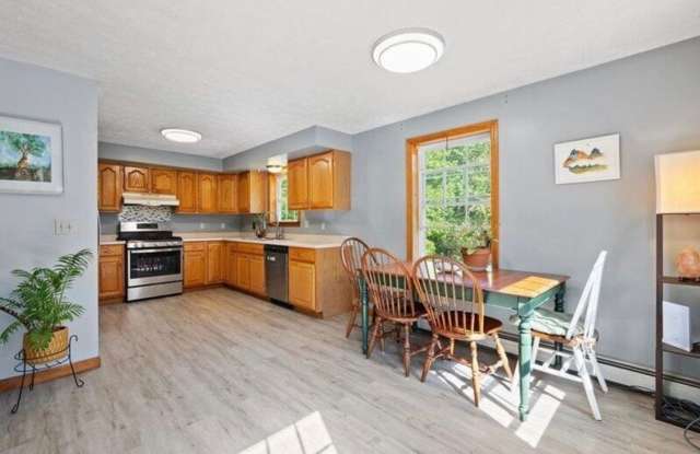 Charming 3BR House in Searsmont Gallery 3
