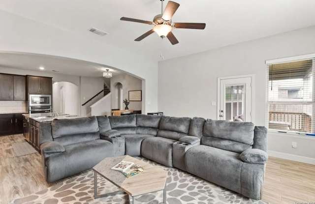 Room in 4 Bedroom Home in San Antonio Gallery 3