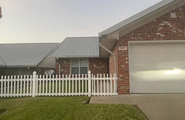 3/2 Central heat and air, washer dryer connections - 1817 Riverstone Lane, Longview, TX 75605