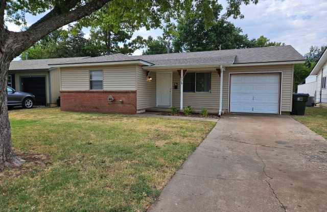 (3) Bed/(1) Bath in Core Norman! Pet Negotiable! - 1710 Dakota Street, Norman, OK 73069