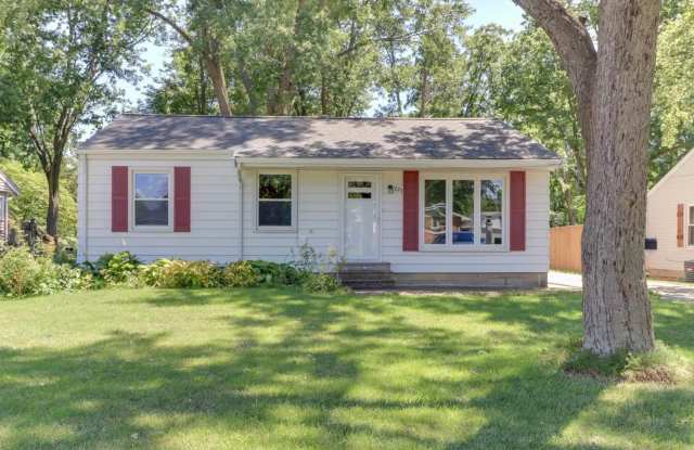 Charming 2 Bedroom Home in Normal Gallery 4