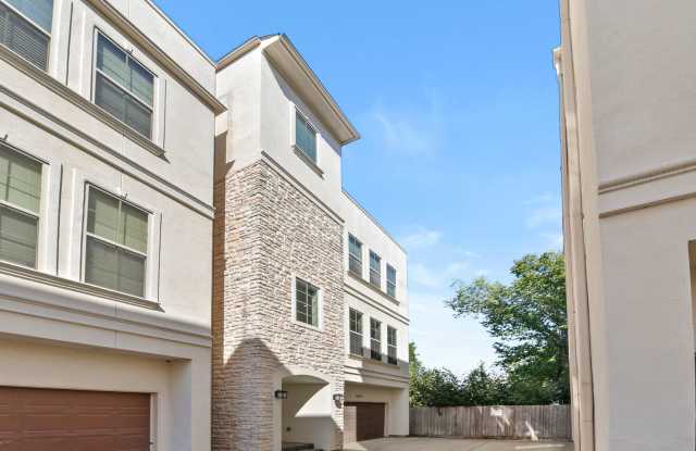 UP TO $1500 OFF 18 MONTH LEASE! BEST LOCATION IN THE HEIGHTS!! Gallery 3