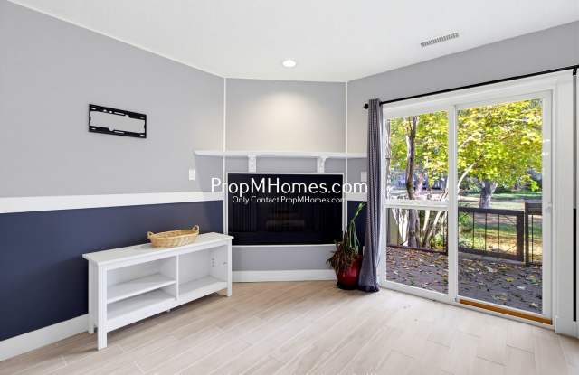 Beautiful 2 Bedroom Beaverton Condo with Patio! Gallery 3