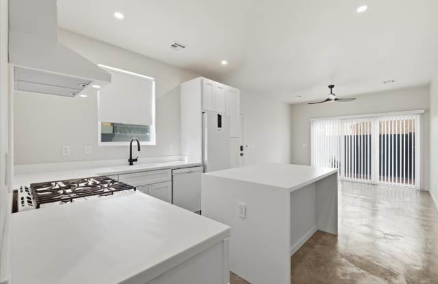1122 East McKinley Street - A Gallery 1