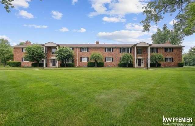 42266 Woodward Avenue photos photos