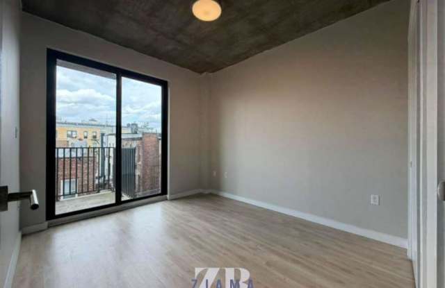 293 Hawthorne Street Gallery 3