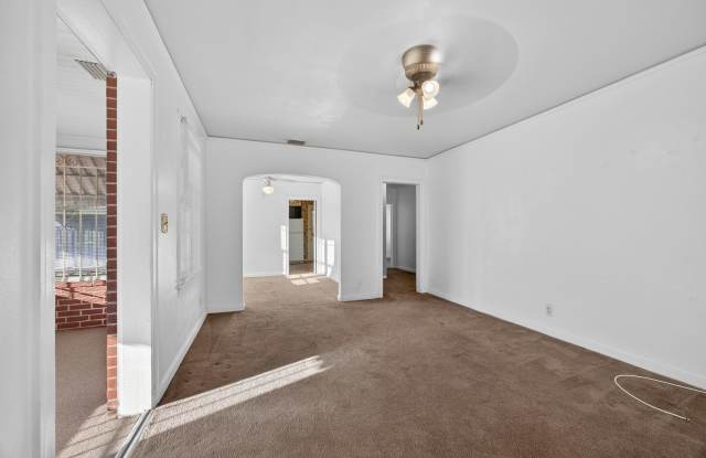Spacious 3-Bedroom Corner Home with Garage & Private Courtyard Gallery 4