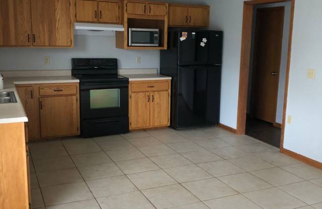 3 Bedroom Home w/Fenced Backyard Gallery 3
