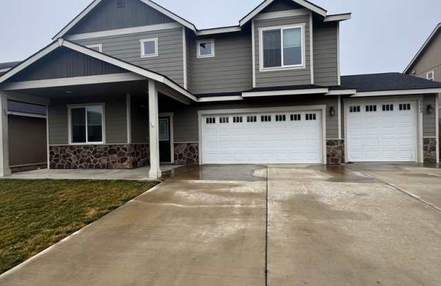 Spacious 5-Bedroom Home with Fenced Yard & Oversized Garage photos photos Spacious 5-Bedroom Home with Fenced Yard & Oversized Garage photos photos