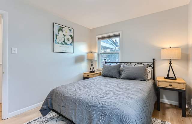 Chic 2 BDR Haven with Private Backyard Gallery 4