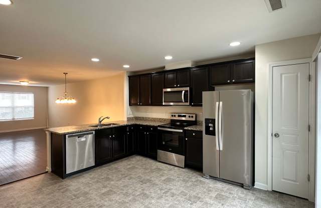 Spacious 3 Bed, 3.5 Bath Townhome in Desirable  Convenient Highland Creek Community! photos photos