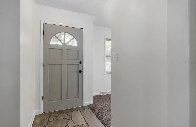 3 bed, 1.5 bath, 2 car garage, allows pets Gallery 4