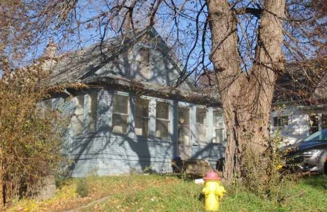 2 bed 1 bath off street parking $1150 Gallery 1