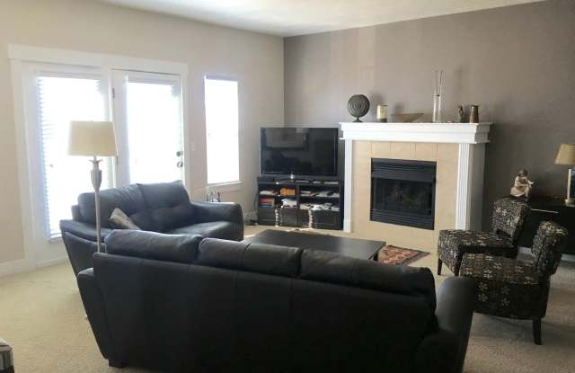 Luxury 4 Bedroom Town Home in Sandy! Gallery 3