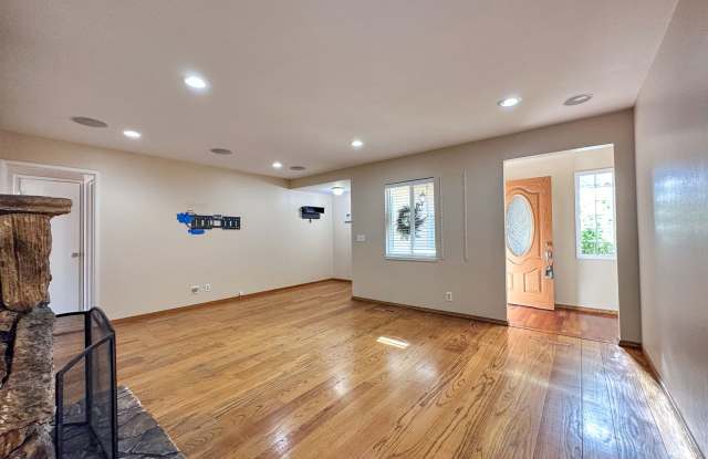 Charming San Jose Home with Solar & Gardening Included. Gallery 3