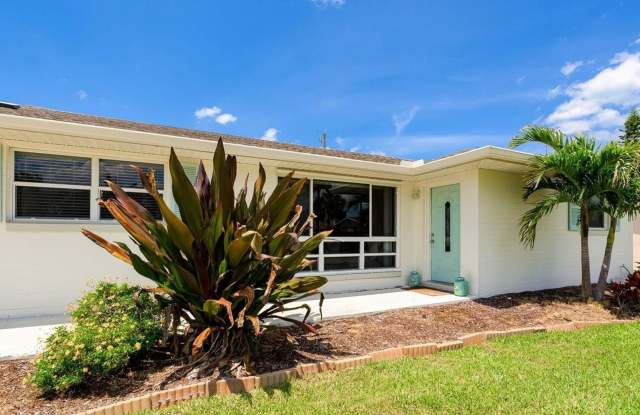 Ormond by the Sea Vacation Beachside Pet Friendly Pool Home 4 bedroom/ 2 bath 5 houses from Beach - 117 Ocean Grove Drive, Ormond-by-the-Sea, FL 32176