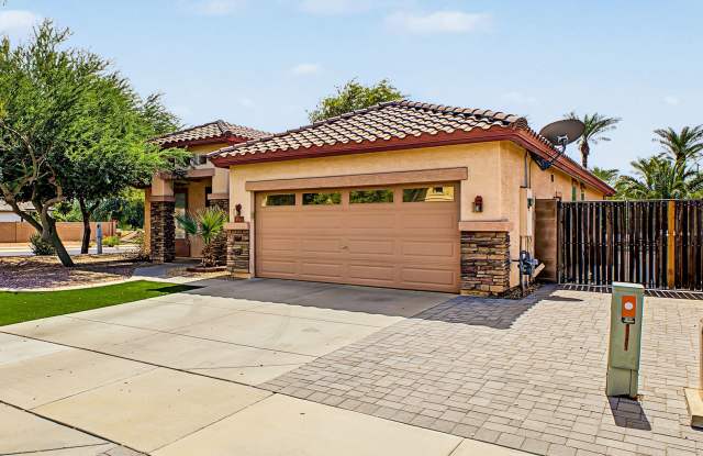 Fully Updated Corner Lot Home with Den! Gallery 1