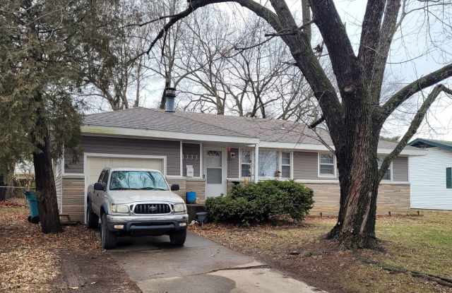 3-Bed, 1-Bath in Oak Grove Neighborhood. + Garage, fenced in backyard, Washer/Dryer Hookups Gallery 1