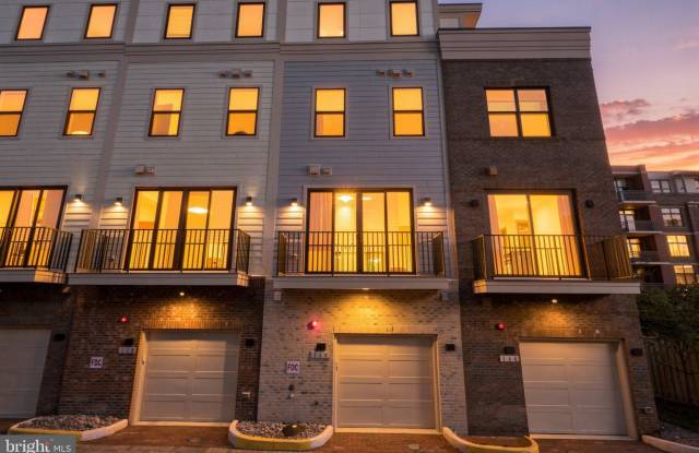 166 N LEE Street Gallery 3