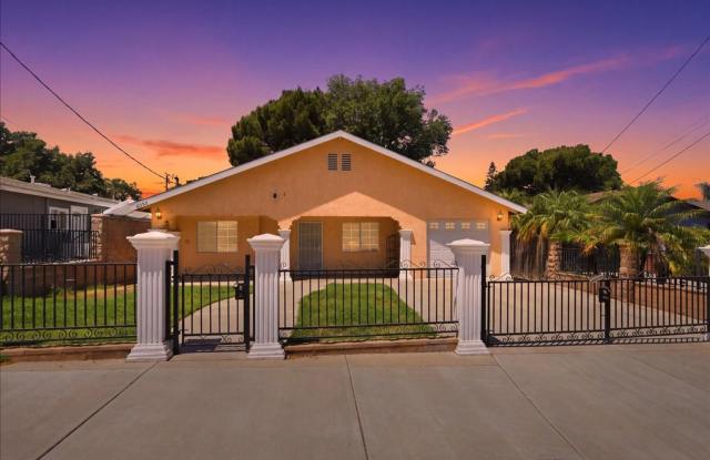 Spacious Home, Generous Yard, Great Riverside Location photos photos
