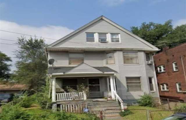 1422 W 84th Street unit: 4 photos photos