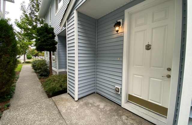 DuPont 2BR 2BA townhome facing greenspace Gallery 1