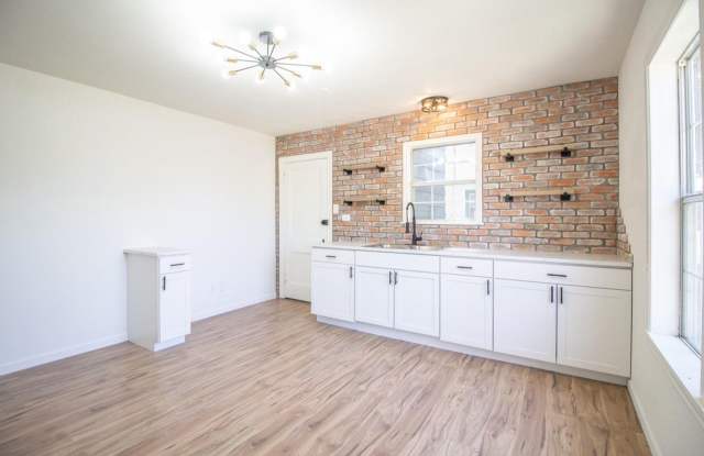 Updated 2 Bed 1 Bath Home photos photos
