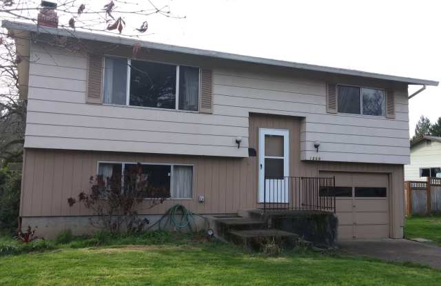 Large 3 Bed, 2 Bath Split Level Home in Newberg- Landscaping Included photos photos