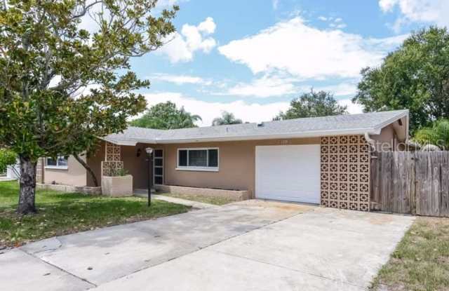 1926 VALLEY DRIVE - 1926 Valley Drive, Dunedin, FL 34698