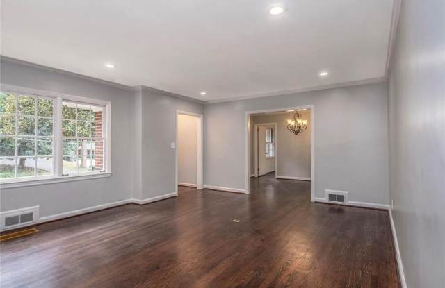 388 Lakemoore Drive NE Gallery 4