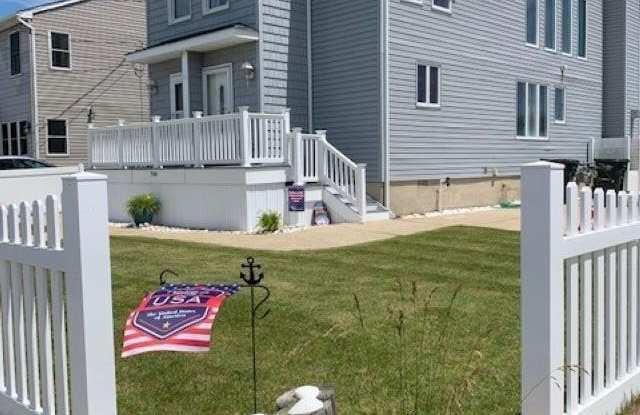 700 Beach Ave E Ave photos photos