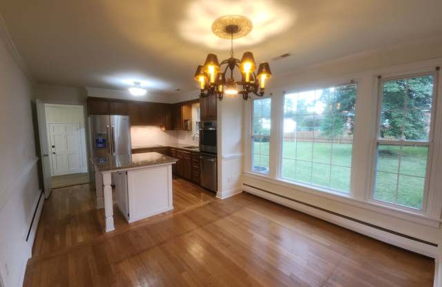 Spacious 3 Bedroom 2 Bath Rancher with Fenced Rear Yard and Carport! Gallery 4