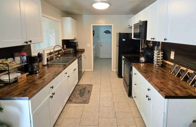 FURNISHED OR UNFURNISHED 5 BEDROOM 3 BATH HOME WITH POOL photos photos