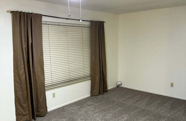 Great 3 bedroom / 2 bathroom Condo in Riverside Gallery 4
