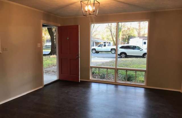 Beautifully Remodeled 3 bed 2 bath in North Monroe Gallery 2