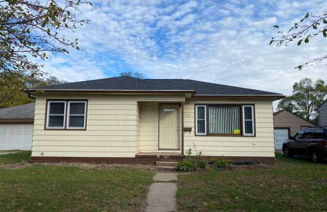 Updated 3 Bedroom, 1 Bathroom House- 1216 Beech Gallery 3
