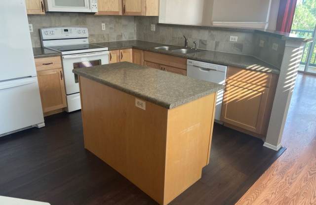 Lovely 3 BED/2 Bath End Unit Condo - Available Early March! Gallery 3